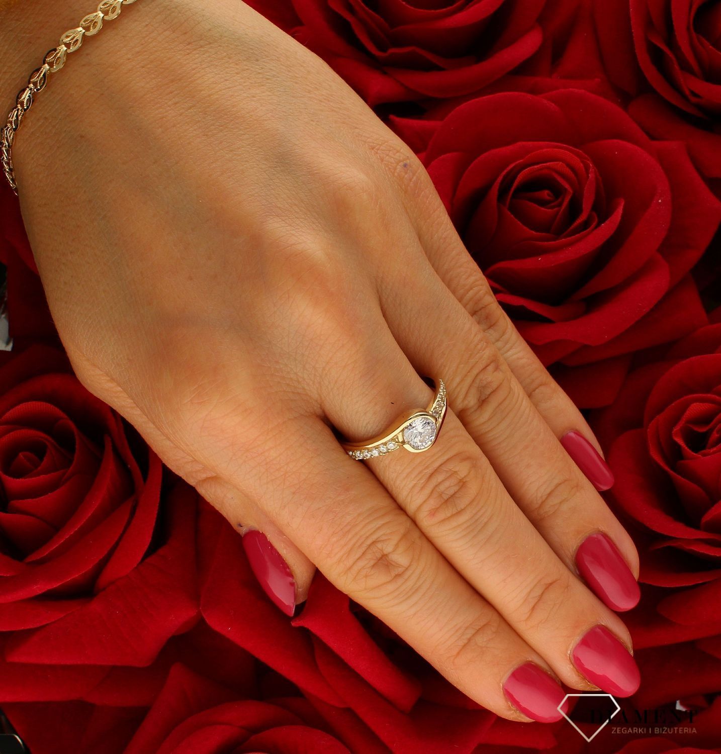 Złoty pierścionek damski 375 z cyrkonią zaręczynowy PI 857A 375. Złoty pierścionek damski. Złoty pierścionek zaręczynowy. Pierścionek damski złoty. Pierścionek damski zaręczynowy idealny na prezent (2).jpg